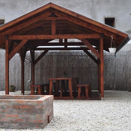 Csongradi Vendegvaro Apartmanok, Szarka Haz ภายนอก รูปภาพ